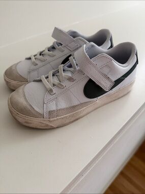 Nike Kids White Sneakers with Dark Green Swoosh